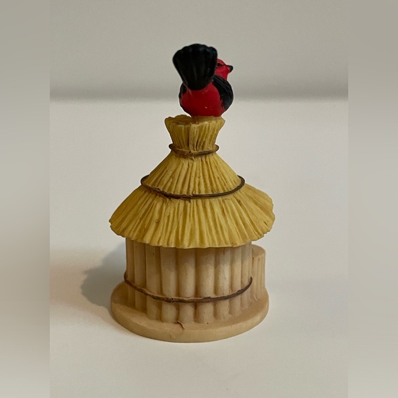 1995 LENOX GARDEN BIRDHOUSE MINIATURE THIMBLE SCARLET TANAGER THATCHED BIRDHOUSE - Picture 7 of 7